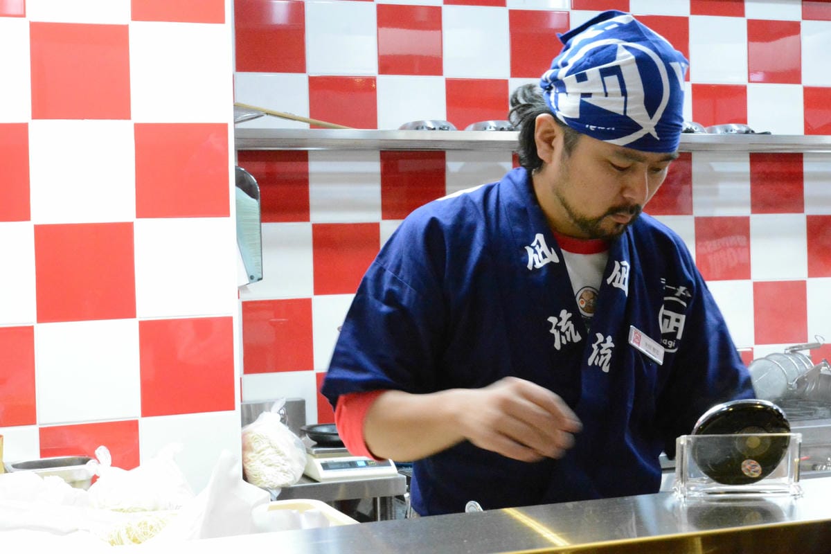 [台中西屯]ラーメン凪(NAGI)豚骨拉麵 台中老虎城店 – 不敢說宇宙最強,但應該是台中目前最強拉麵了(邀約試吃生田智志師傅採訪畫面)。