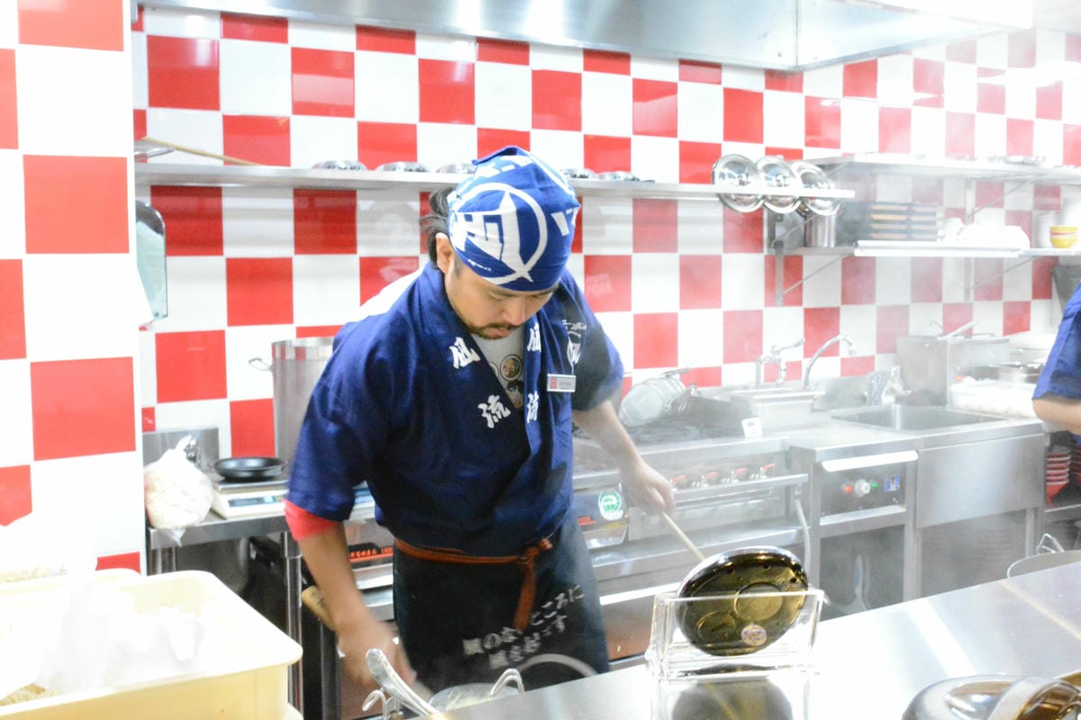 [台中西屯]ラーメン凪(NAGI)豚骨拉麵 台中老虎城店 – 不敢說宇宙最強,但應該是台中目前最強拉麵了(邀約試吃生田智志師傅採訪畫面)。