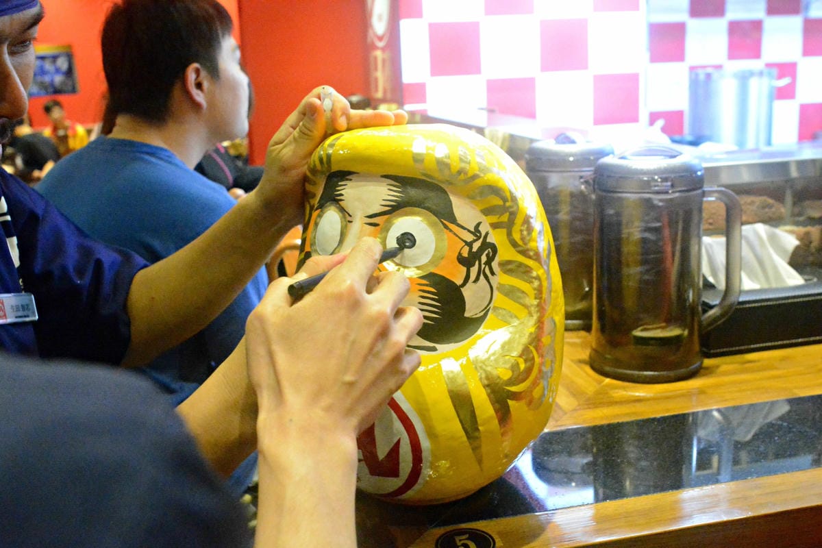 [台中西屯]ラーメン凪(NAGI)豚骨拉麵 台中老虎城店 – 不敢說宇宙最強,但應該是台中目前最強拉麵了(邀約試吃生田智志師傅採訪畫面)。