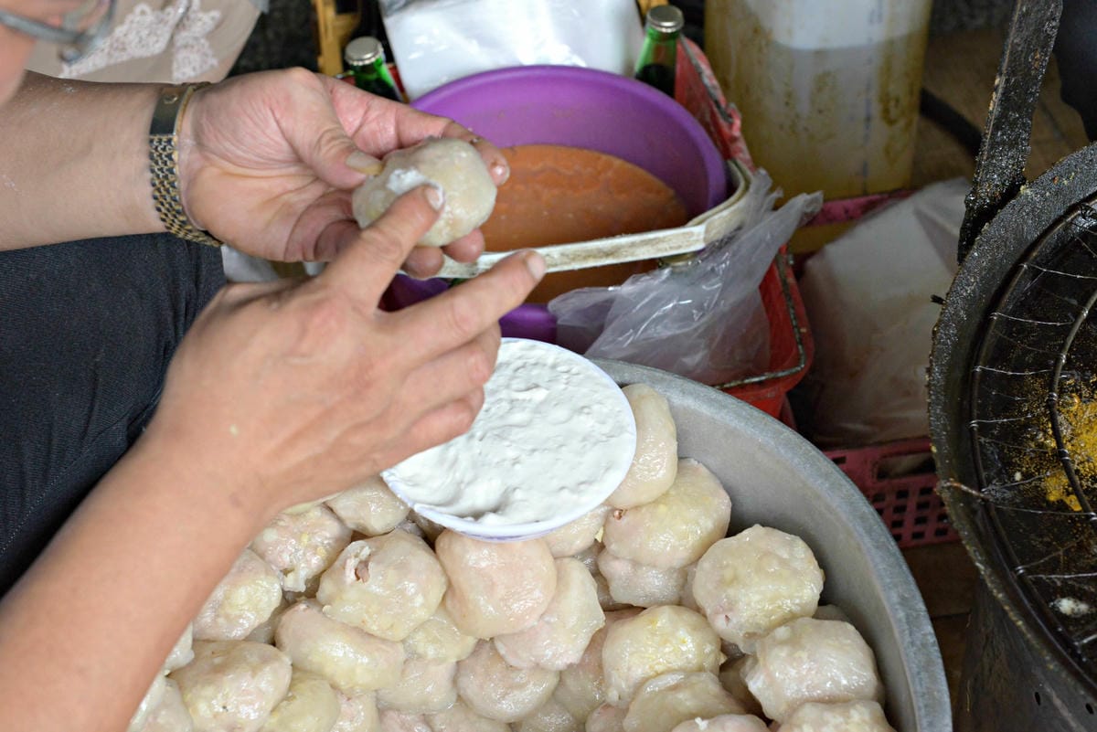 [台中清水]白頭蔡肉圓 – 清水最具特色的蹲坐在板凳上吃的肉圓店。