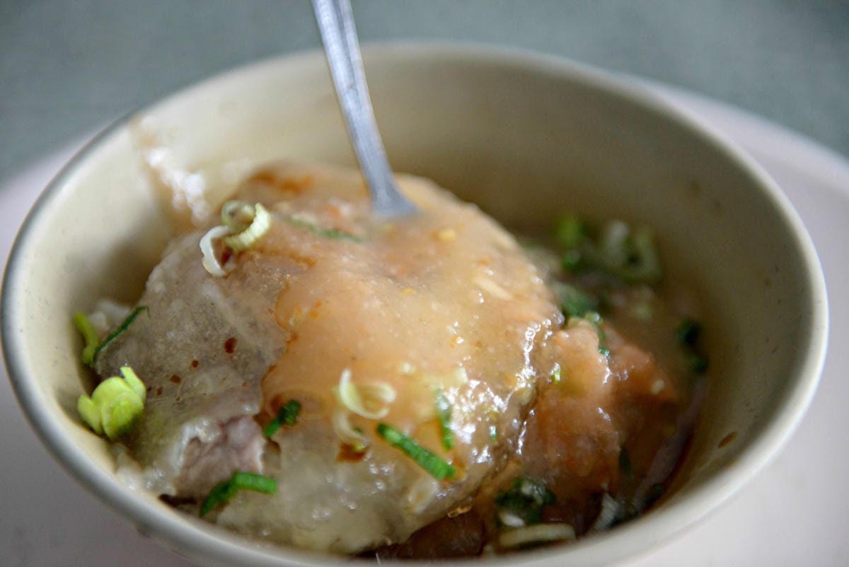 [台中清水]白頭蔡肉圓 – 清水最具特色的蹲坐在板凳上吃的肉圓店。