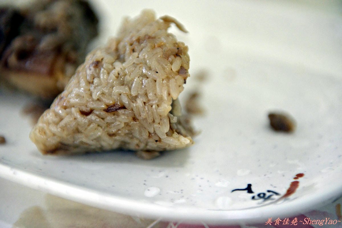 [台中清水]古早味粿 粿之世家 – 肉粽料多實在,粿類皮Q餡飽滿。