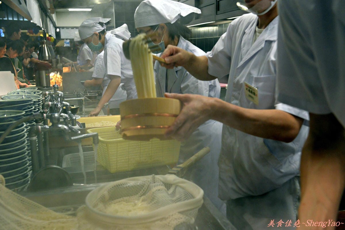 [台中西屯]丸龜製麵台中店 – 台中首間分店,丸龜製麵6號店正式開幕,我搶到黑雨傘啦