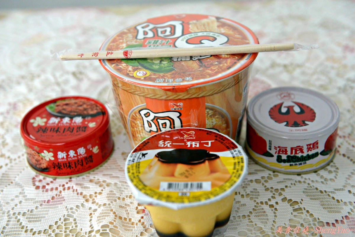 [創異料理]原來這樣也能吃(1) – 布丁泡麵加強版布丁鮪魚辣味肉醬雞汁排骨湯麵。