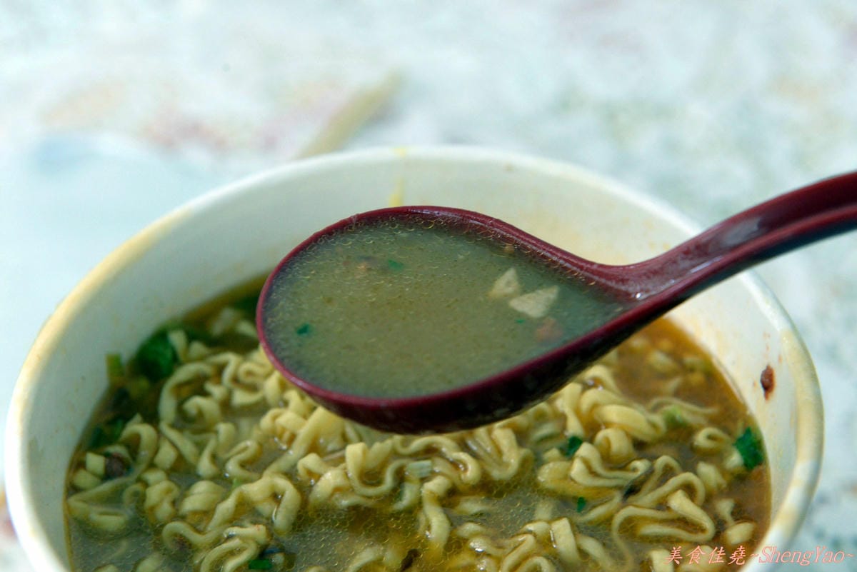 [創異料理]原來這樣也能吃(1) – 布丁泡麵加強版布丁鮪魚辣味肉醬雞汁排骨湯麵。