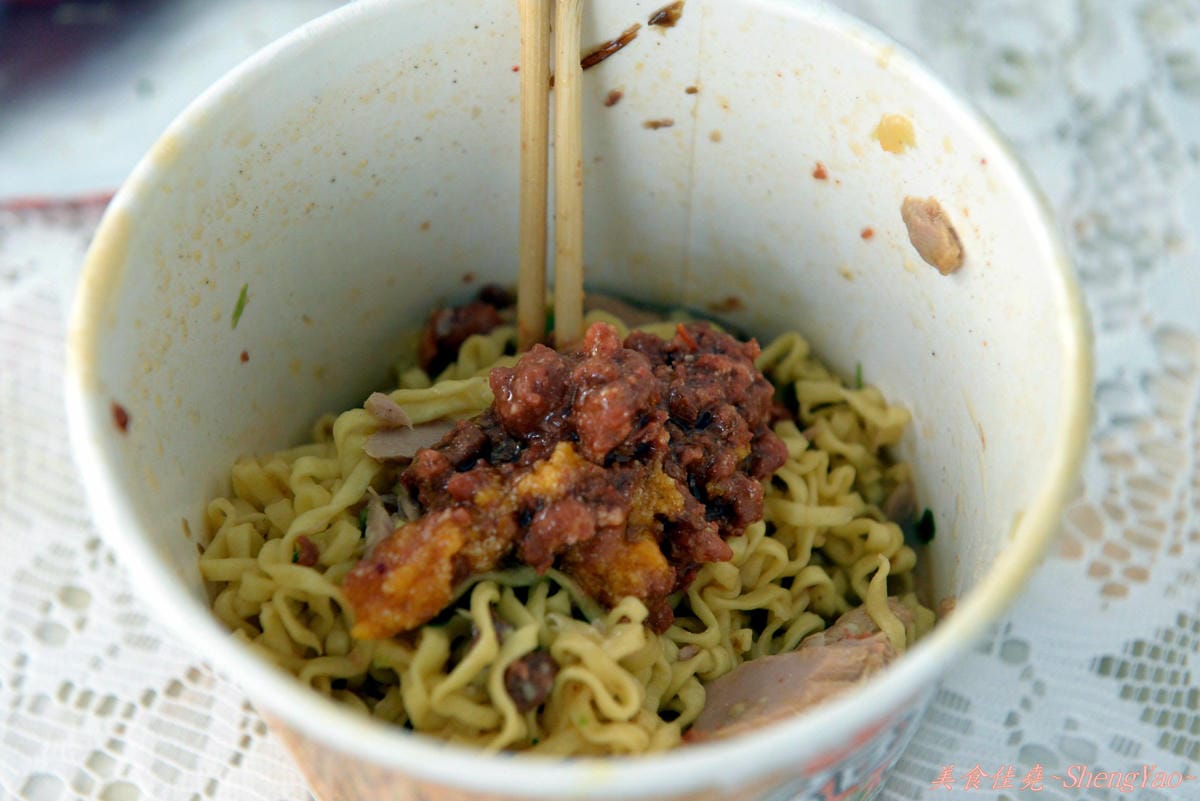 [創異料理]原來這樣也能吃(1) – 布丁泡麵加強版布丁鮪魚辣味肉醬雞汁排骨湯麵。