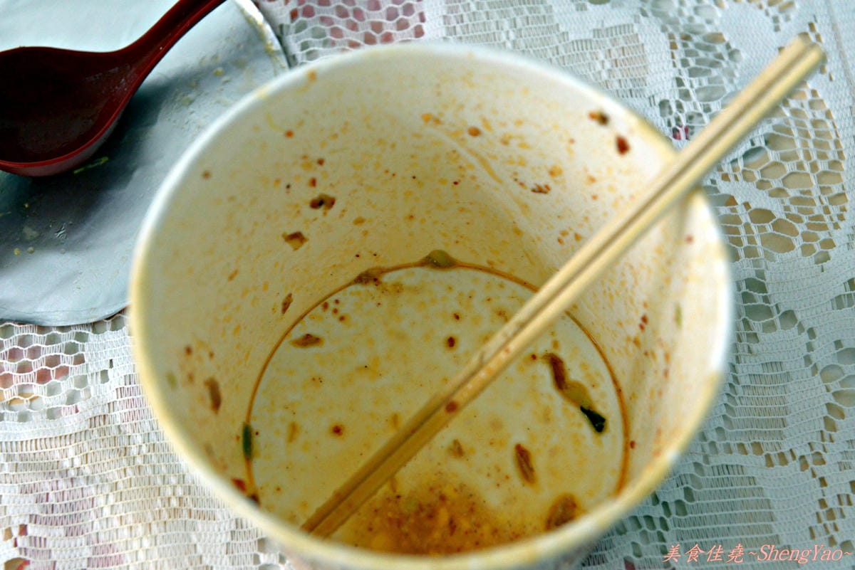 [創異料理]原來這樣也能吃(1) – 布丁泡麵加強版布丁鮪魚辣味肉醬雞汁排骨湯麵。