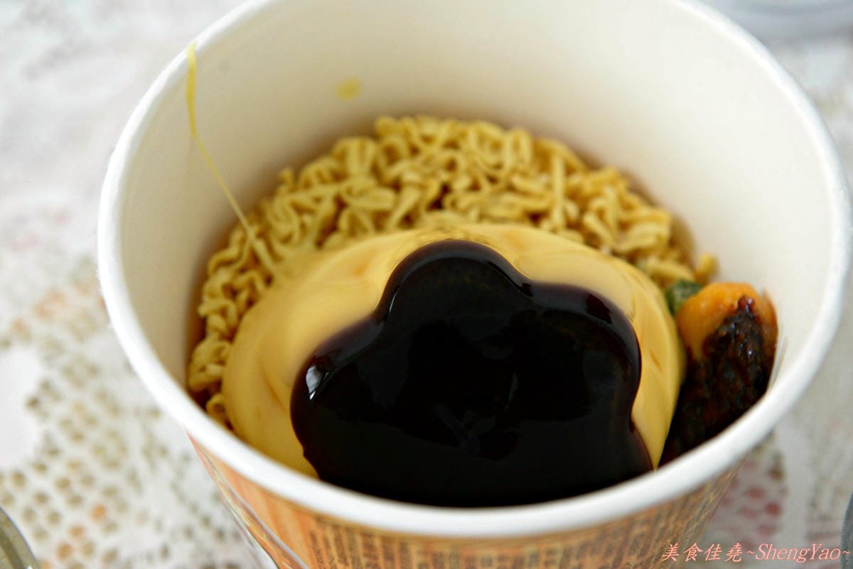 [創異料理]原來這樣也能吃(1) – 布丁泡麵加強版布丁鮪魚辣味肉醬雞汁排骨湯麵。