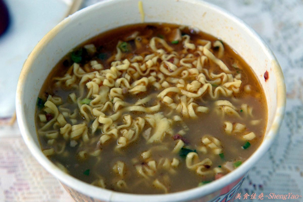 [創異料理]原來這樣也能吃(1) – 布丁泡麵加強版布丁鮪魚辣味肉醬雞汁排骨湯麵。