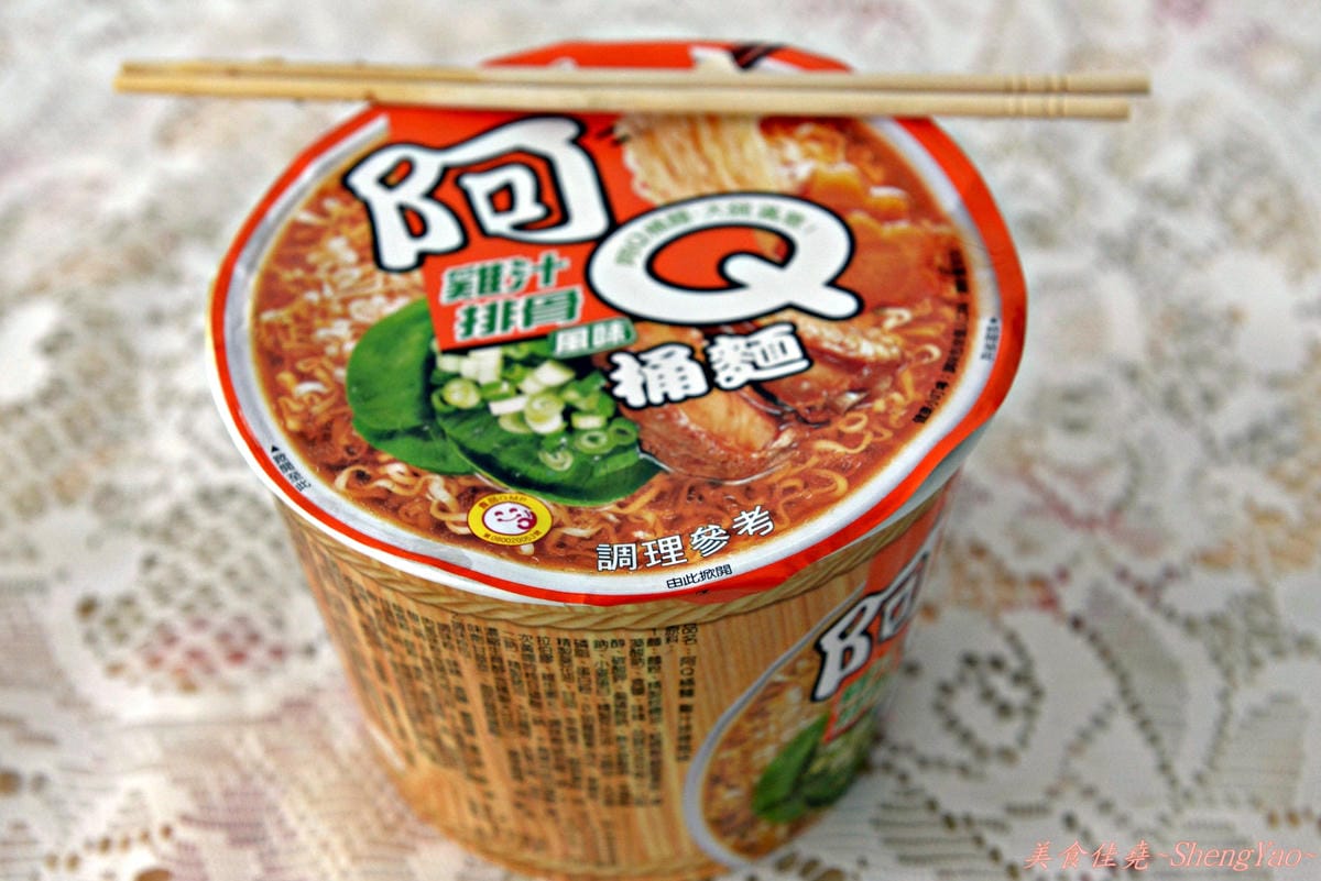 [創異料理]原來這樣也能吃(1) – 布丁泡麵加強版布丁鮪魚辣味肉醬雞汁排骨湯麵。
