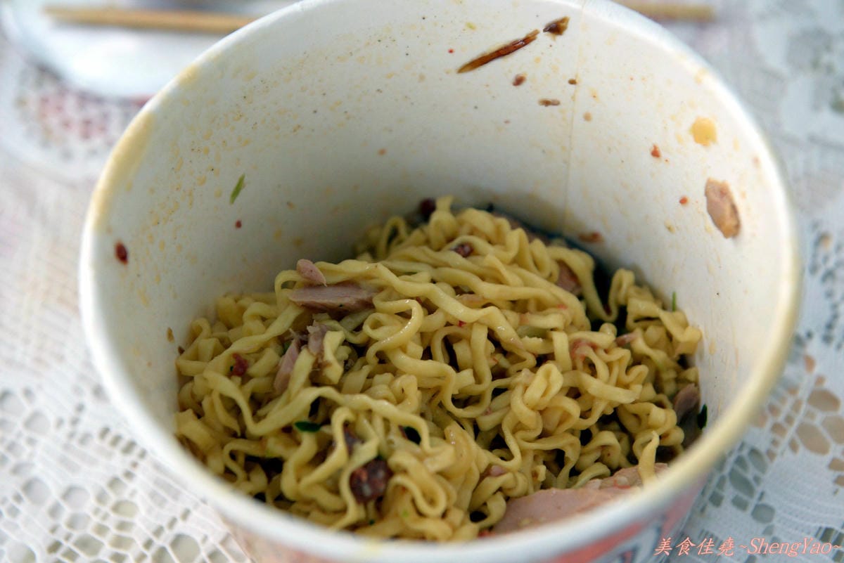 [創異料理]原來這樣也能吃(1) – 布丁泡麵加強版布丁鮪魚辣味肉醬雞汁排骨湯麵。