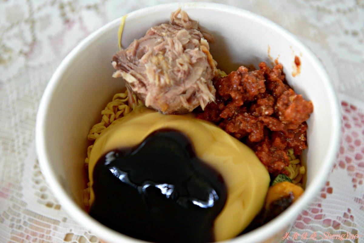 [創異料理]原來這樣也能吃(1) – 布丁泡麵加強版布丁鮪魚辣味肉醬雞汁排骨湯麵。
