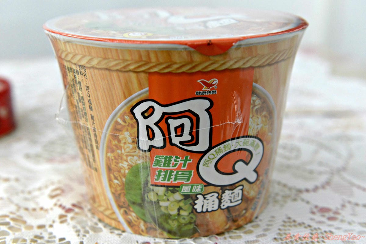 [創異料理]原來這樣也能吃(1) – 布丁泡麵加強版布丁鮪魚辣味肉醬雞汁排骨湯麵。