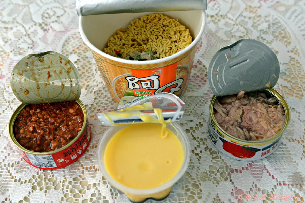 [創異料理]原來這樣也能吃(1) – 布丁泡麵加強版布丁鮪魚辣味肉醬雞汁排骨湯麵。