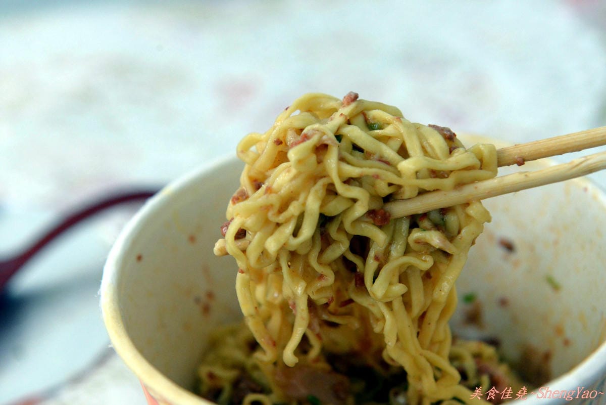[創異料理]原來這樣也能吃(1) – 布丁泡麵加強版布丁鮪魚辣味肉醬雞汁排骨湯麵。