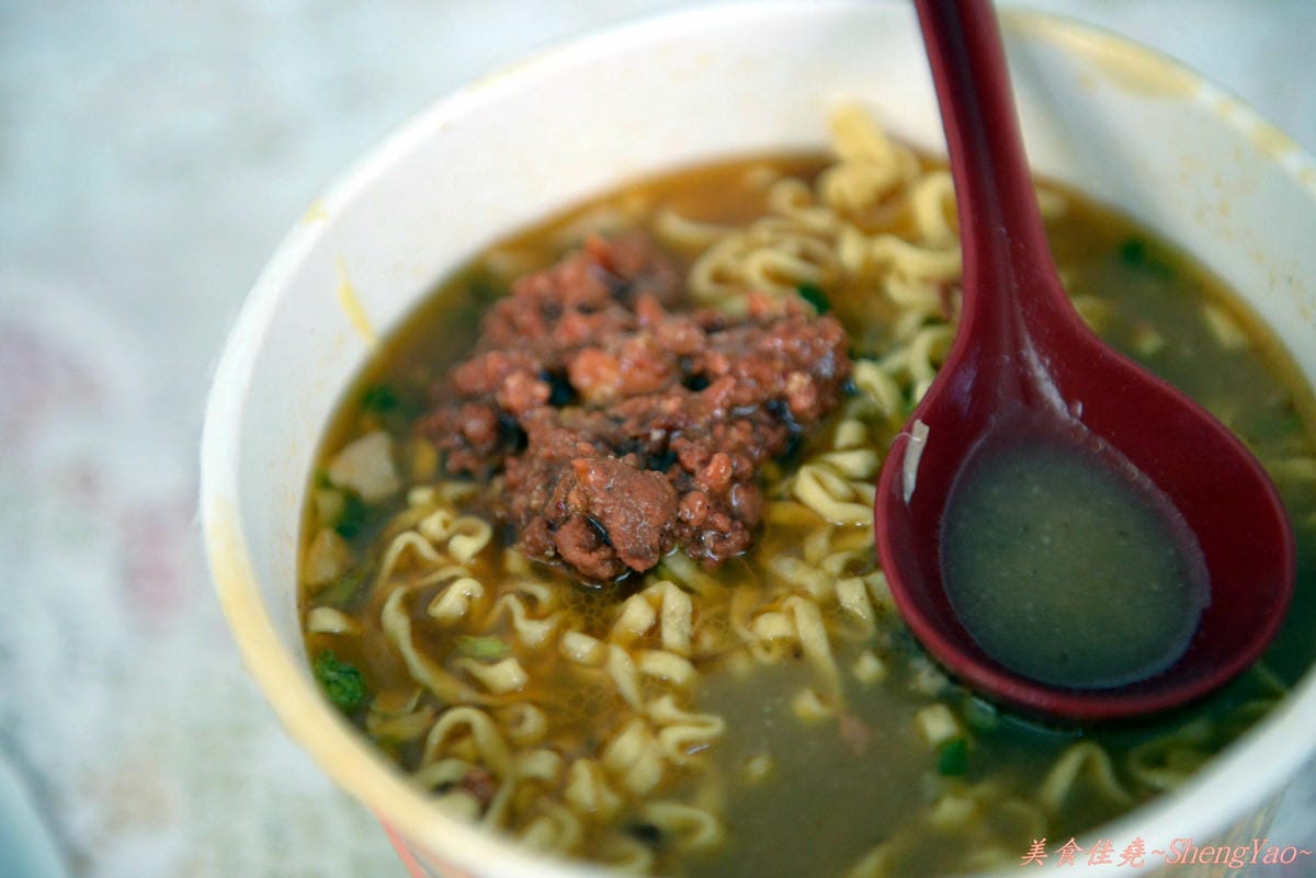 [創異料理]原來這樣也能吃(1) – 布丁泡麵加強版布丁鮪魚辣味肉醬雞汁排骨湯麵。