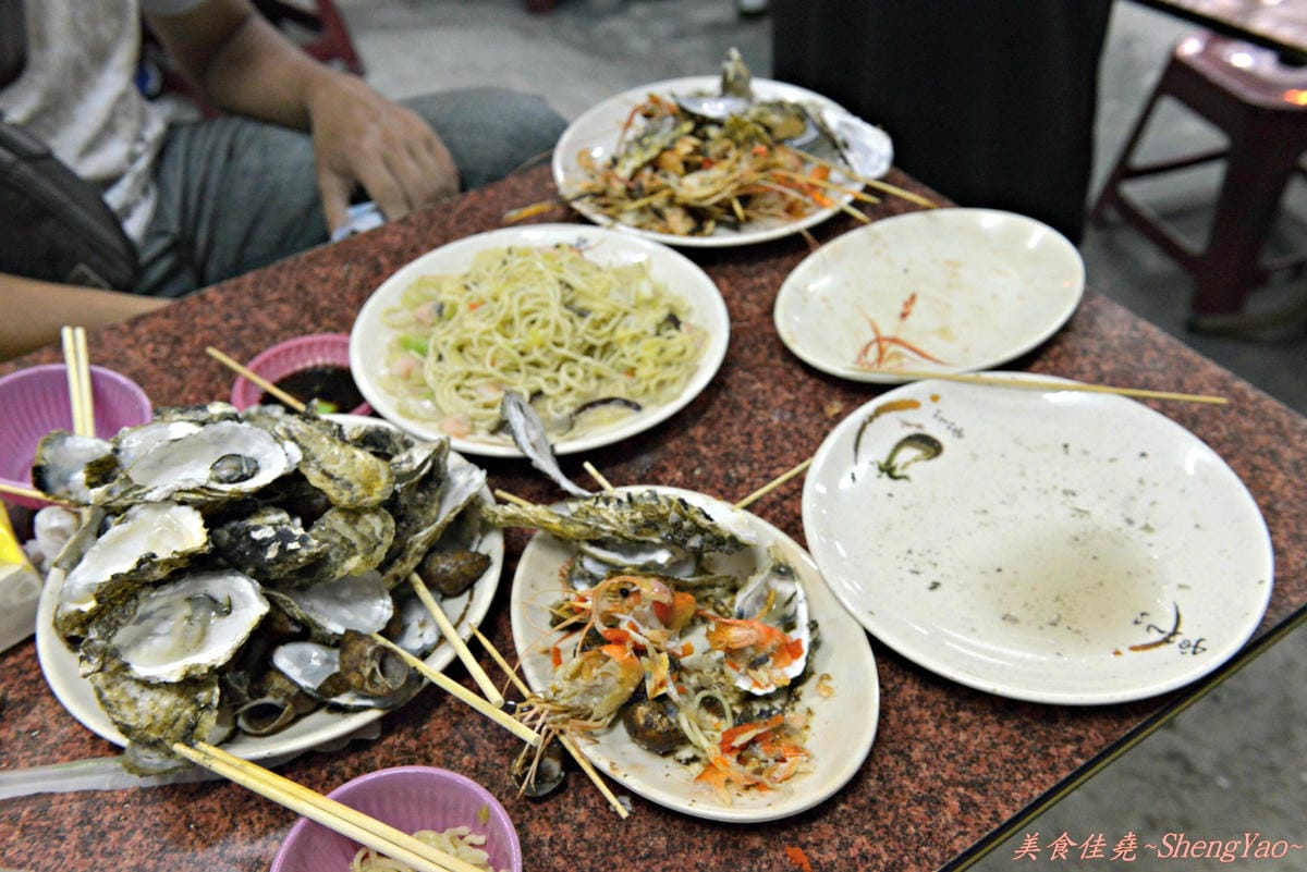 [台中西屯]青蚵嫂 布袋烤鮮蚵 – 現烤鮮蚵吃到飽(一人3斤為限)。
