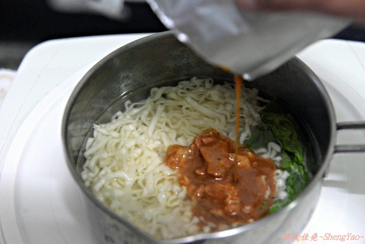 [網購美食]阿舍乾麵新口味 – 究濃系列”麻辣牛肉麵”、”麻油雞麵”。(文末送4組20包阿舍乾麵)