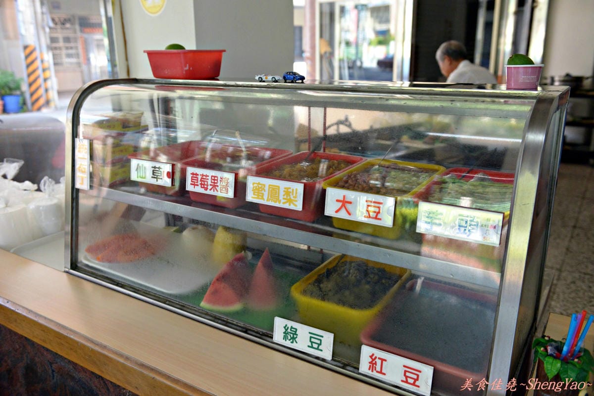 [台中梧棲]順興芋冰 – 台中港名產、梧棲必吃的50年老冰店,來自台南東山鄉的煙燻桂圓製成的酒釀桂圓冰淇淋、桂圓米糕枝仔冰超級好吃 !!