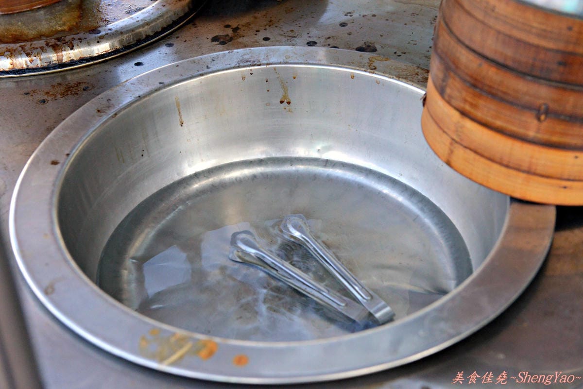 [台中梧棲]大智路小籠湯包魷魚羹 – 料多實在的魷魚羹,一碗才30元,兩小時左右就賣光的10幾年老味道。