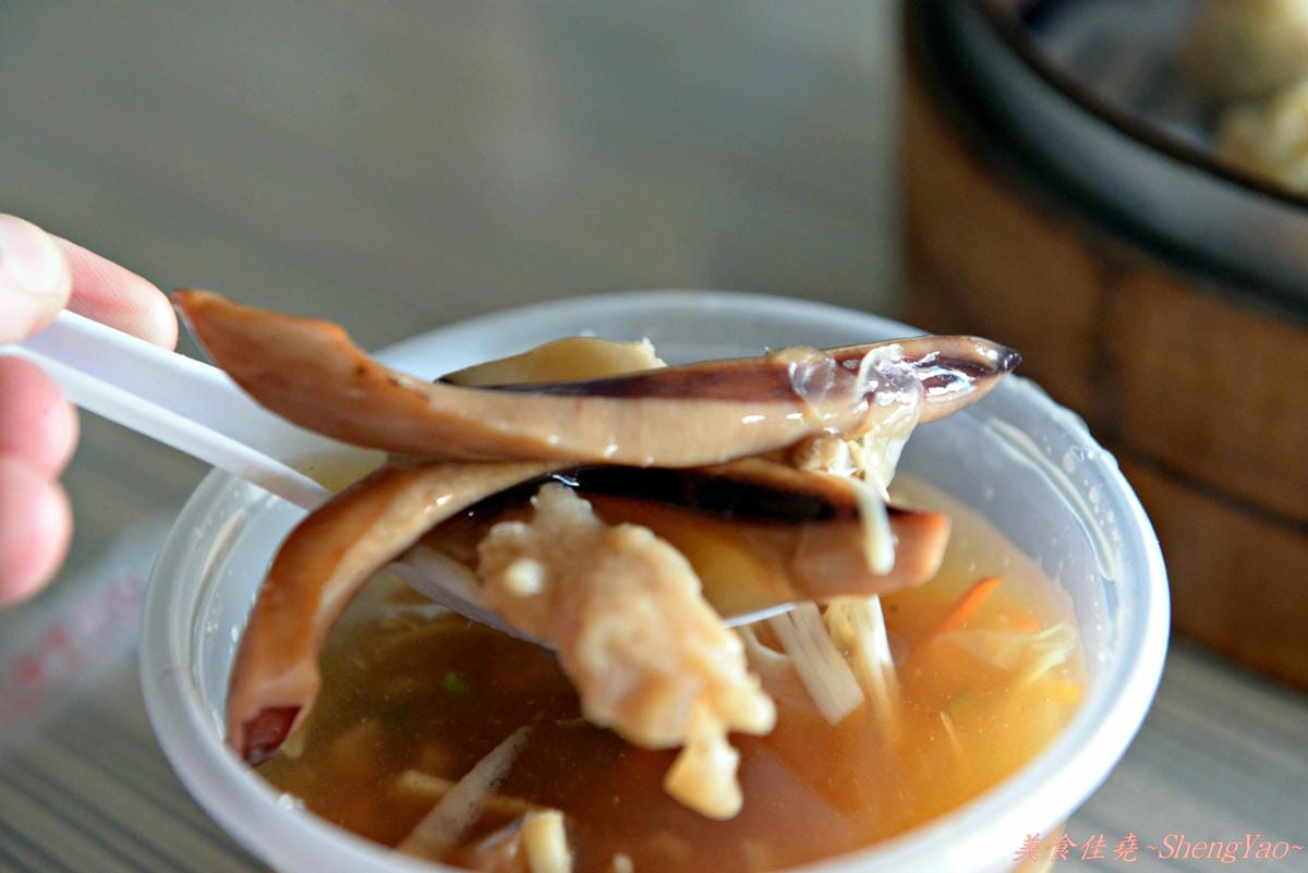 [台中梧棲]大智路小籠湯包魷魚羹 – 料多實在的魷魚羹,一碗才30元,兩小時左右就賣光的10幾年老味道。