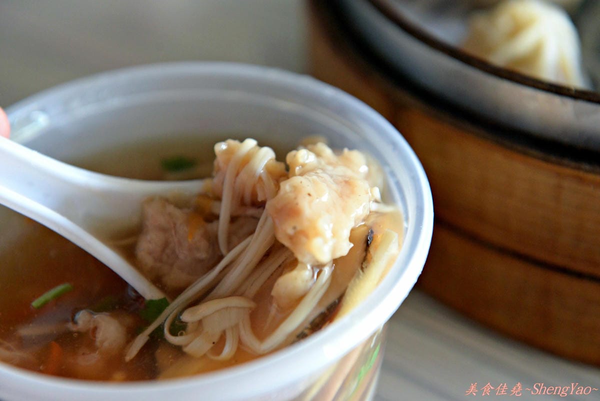 [台中梧棲]大智路小籠湯包魷魚羹 – 料多實在的魷魚羹,一碗才30元,兩小時左右就賣光的10幾年老味道。
