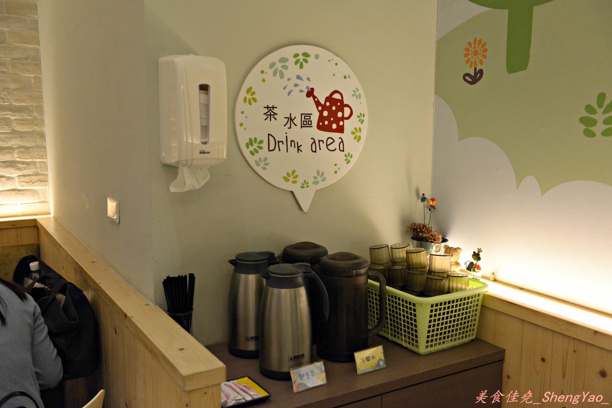 [台中南屯]小日籽韓食館 – 黃鶴洞的集團旗下另一品牌,小菜吃到飽、冰沙飲料喝到飽的特殊風格韓式料理店。