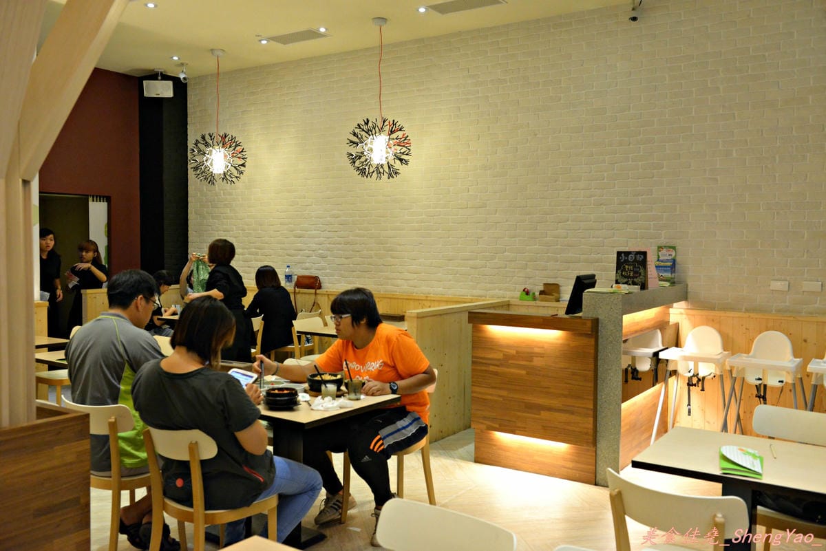 [台中南屯]小日籽韓食館 – 黃鶴洞的集團旗下另一品牌,小菜吃到飽、冰沙飲料喝到飽的特殊風格韓式料理店。