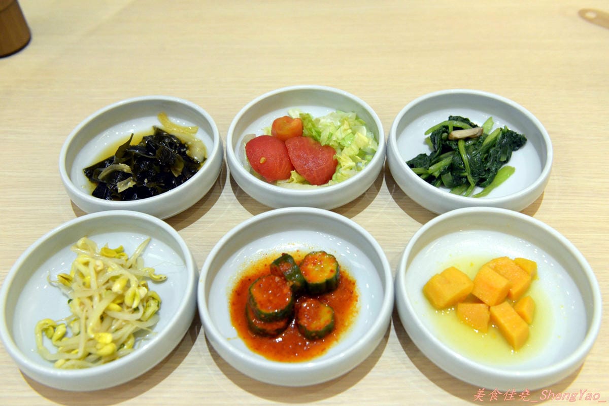 [台中南屯]小日籽韓食館 – 黃鶴洞的集團旗下另一品牌,小菜吃到飽、冰沙飲料喝到飽的特殊風格韓式料理店。