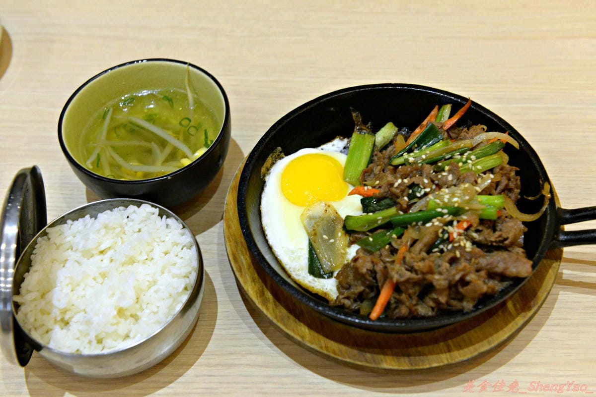 [台中南屯]小日籽韓食館 – 黃鶴洞的集團旗下另一品牌,小菜吃到飽、冰沙飲料喝到飽的特殊風格韓式料理店。