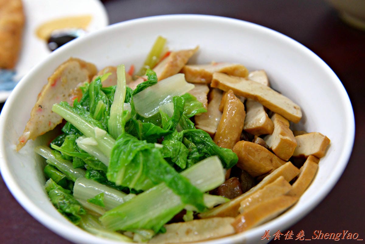 [台中西屯]皇家豪蝦捲魚丸店 – 在台中終於吃到了”金仙魚丸店”那樣的神級魯肉飯。