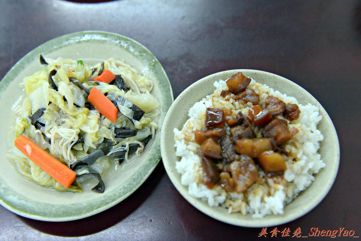 [台中西屯]皇家豪蝦捲魚丸店 – 在台中終於吃到了”金仙魚丸店”那樣的神級魯肉飯。