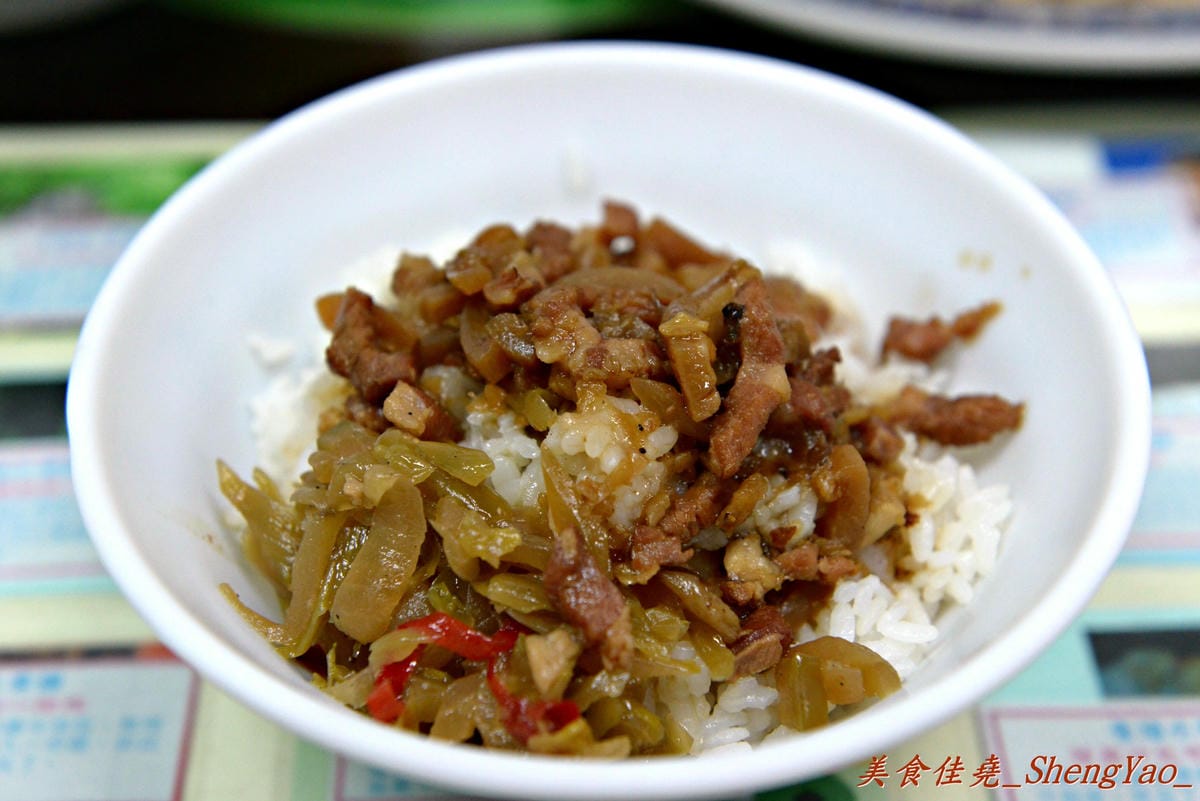 [台中清水]欣海濱牛肉麵 – 網路上據說用餐時段座無虛席的牛肉麵店。