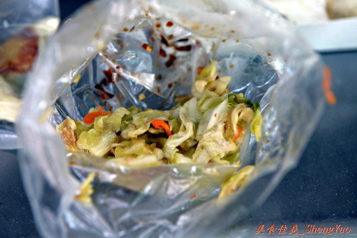 [台中龍井]祥記水煎包 – 東海黃昏市場內超低調的好吃10元水煎包,蔥餅般外皮、內餡蔥香肉汁多。