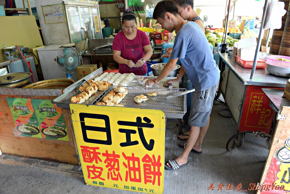 [台中龍井]祥記水煎包 – 東海黃昏市場內超低調的好吃10元水煎包,蔥餅般外皮、內餡蔥香肉汁多。