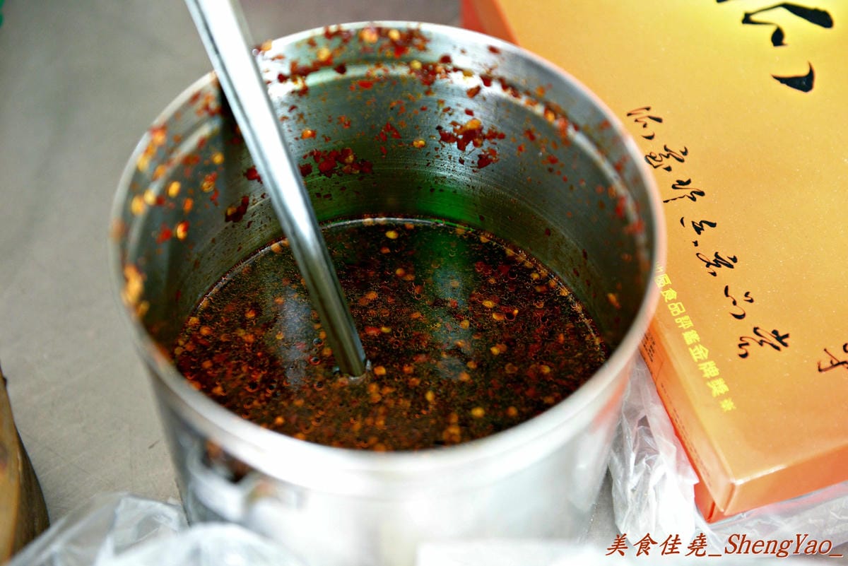 [台中龍井]祥記水煎包 – 東海黃昏市場內超低調的好吃10元水煎包,蔥餅般外皮、內餡蔥香肉汁多。