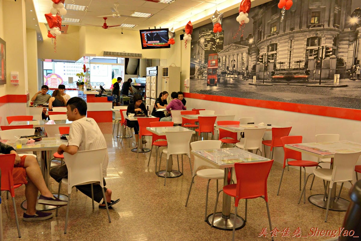 [台中沙鹿]來客 平價牛排 靜宜店 – 平價牛排店,表現不俗,鐵板麵和冰沙好好吃。