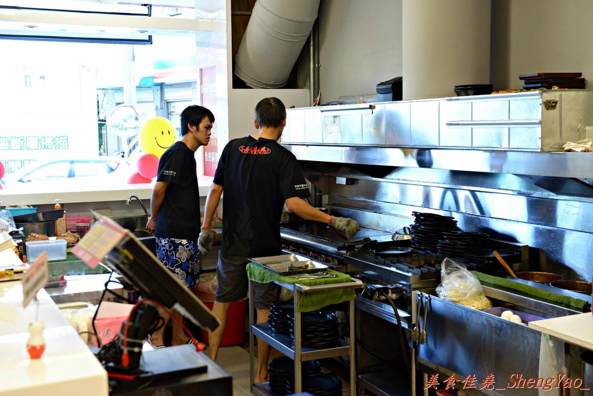 [台中沙鹿]來客 平價牛排 靜宜店 – 平價牛排店,表現不俗,鐵板麵和冰沙好好吃。