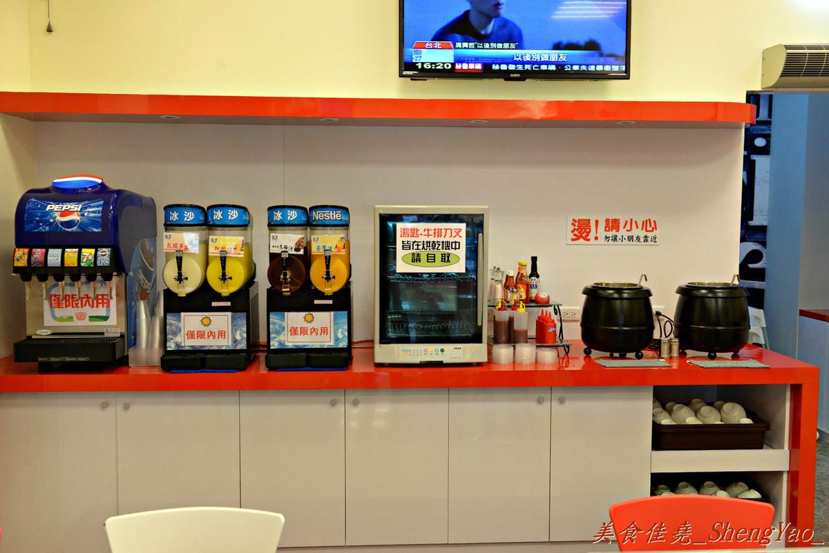 [台中沙鹿]來客 平價牛排 靜宜店 – 平價牛排店,表現不俗,鐵板麵和冰沙好好吃。