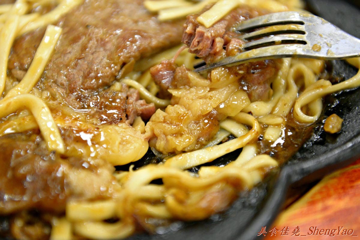 [台中沙鹿]來客 平價牛排 靜宜店 – 平價牛排店,表現不俗,鐵板麵和冰沙好好吃。