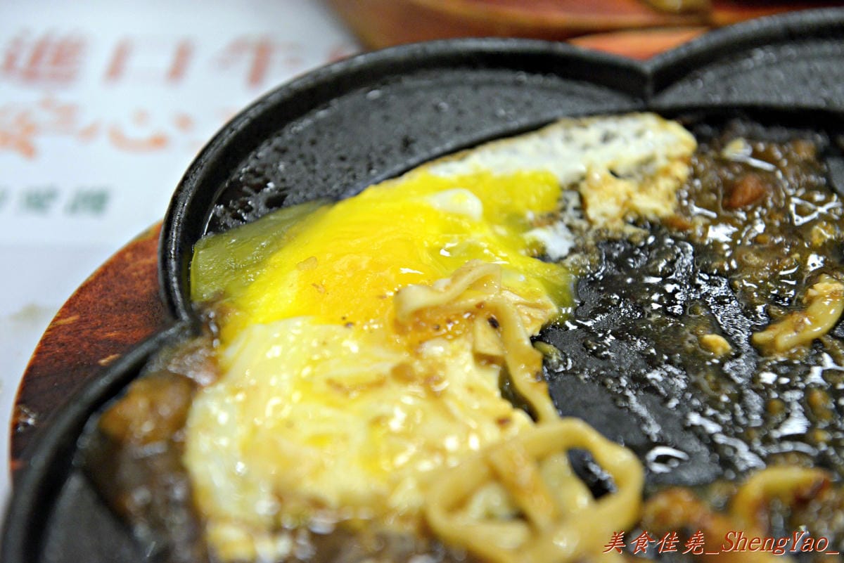 [台中沙鹿]來客 平價牛排 靜宜店 – 平價牛排店,表現不俗,鐵板麵和冰沙好好吃。