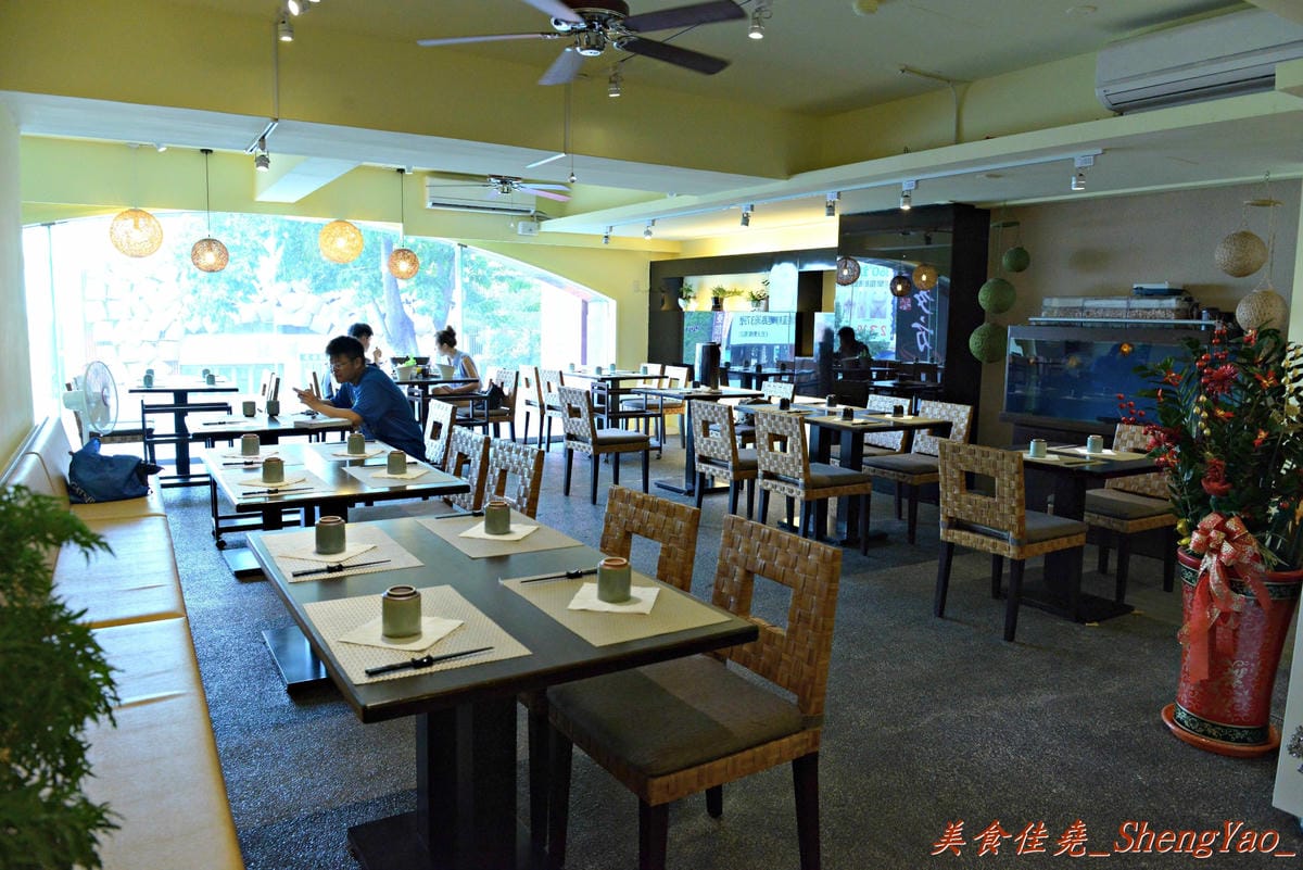[台中西區]喜多方精緻概念鍋 – 公益路上新開幕的精緻鍋物餐廳,開幕慶原價320元低脂牛套餐特價180元(特價優惠已結束)。