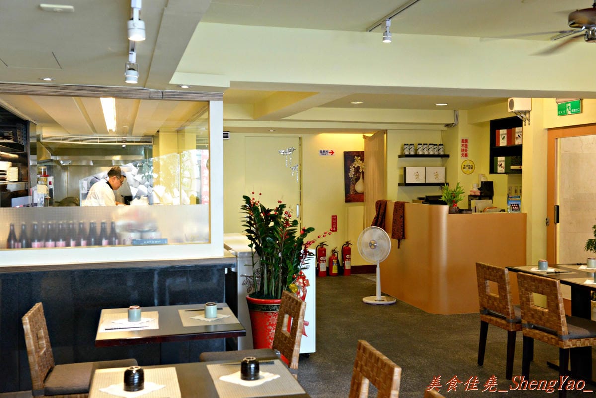 [台中西區]喜多方精緻概念鍋 – 公益路上新開幕的精緻鍋物餐廳,開幕慶原價320元低脂牛套餐特價180元(特價優惠已結束)。