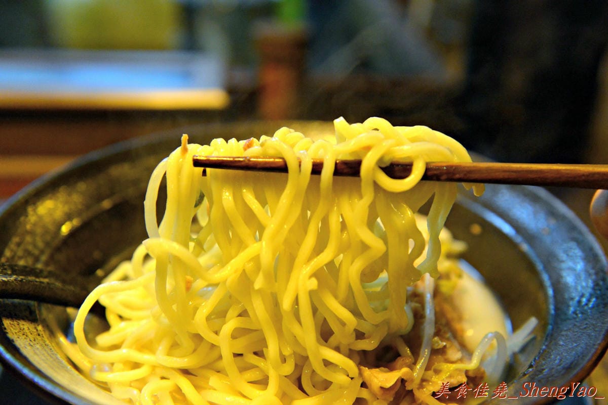[台中北區]麵屋絆 – 日本師傅坐鎮的拉麵店,蔬菜份量多,推薦黑湯拉麵。(已歇業)