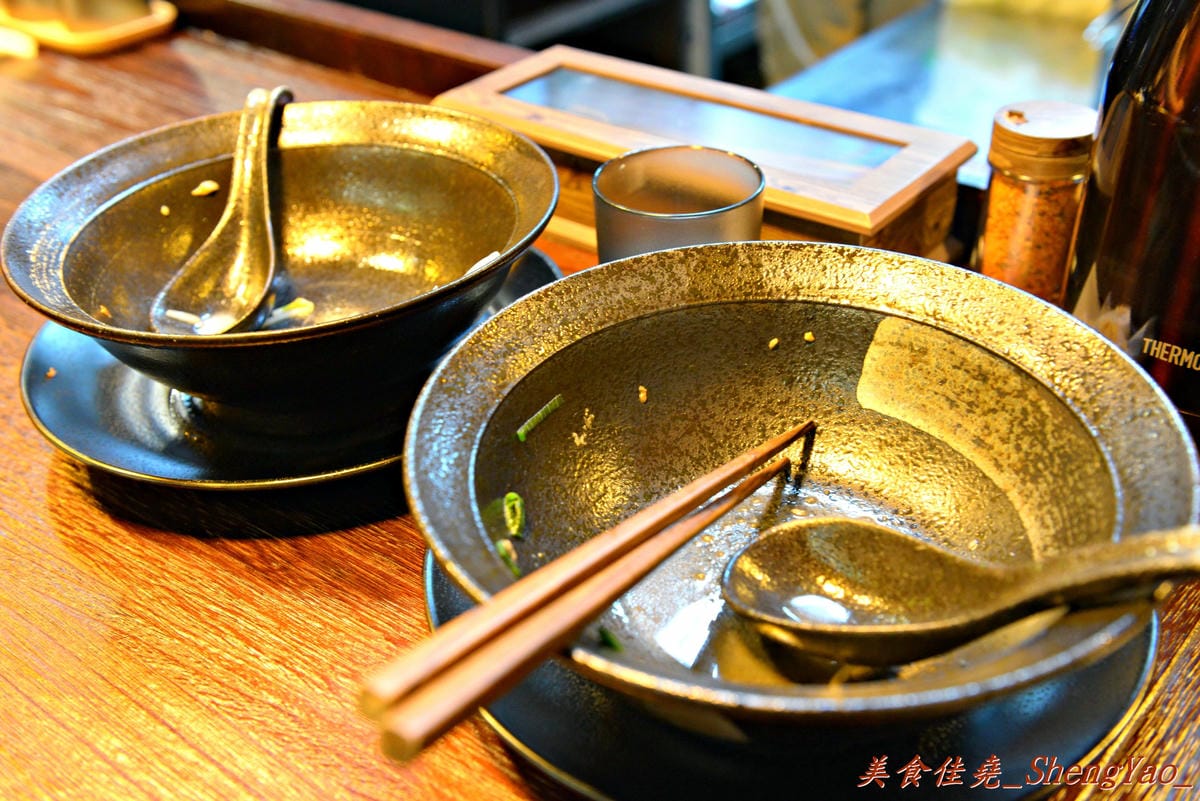 [台中北區]麵屋絆 – 日本師傅坐鎮的拉麵店,蔬菜份量多,推薦黑湯拉麵。(已歇業)