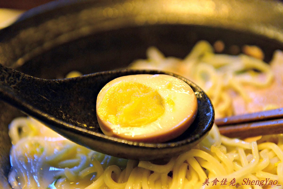 [台中北區]麵屋絆 – 日本師傅坐鎮的拉麵店,蔬菜份量多,推薦黑湯拉麵。(已歇業)