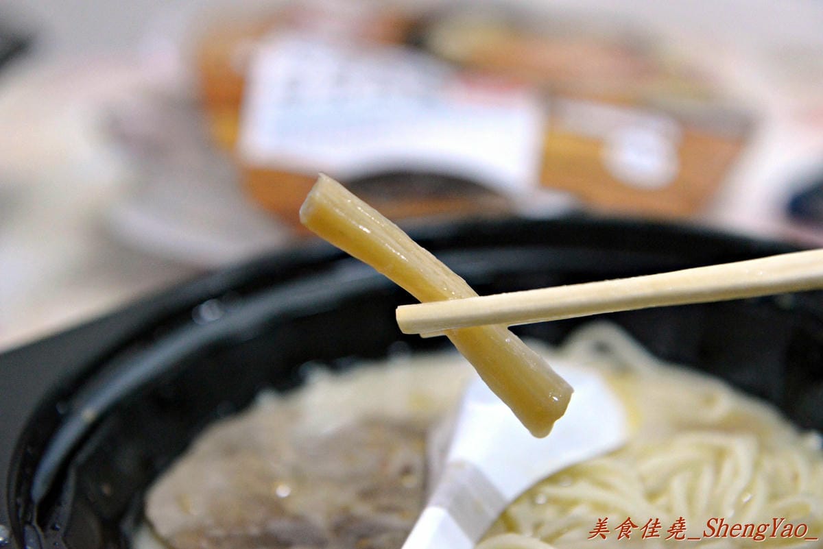 [嚐鮮]全家超商 濃厚系日式拉麵 – 全家便利超商新推出的69元日式拉麵,12/10-12/23一律88折。
