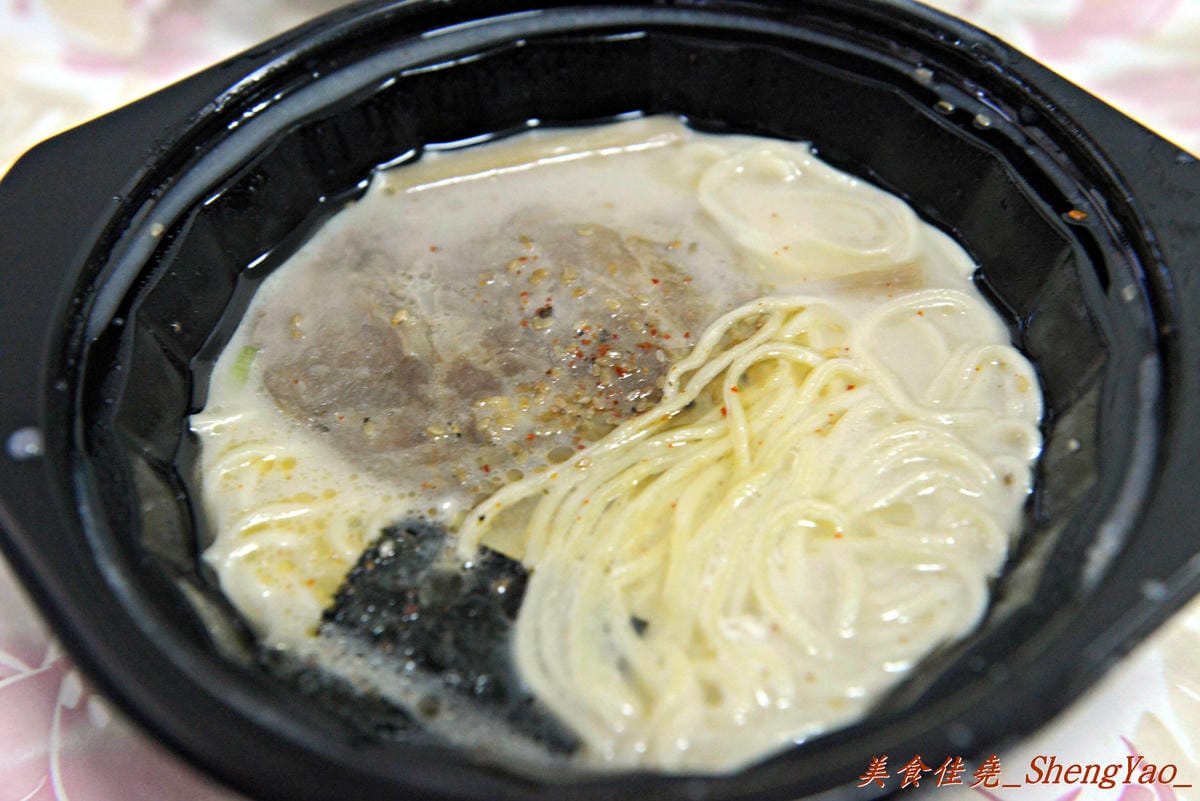 [嚐鮮]全家超商 濃厚系日式拉麵 – 全家便利超商新推出的69元日式拉麵,12/10-12/23一律88折。