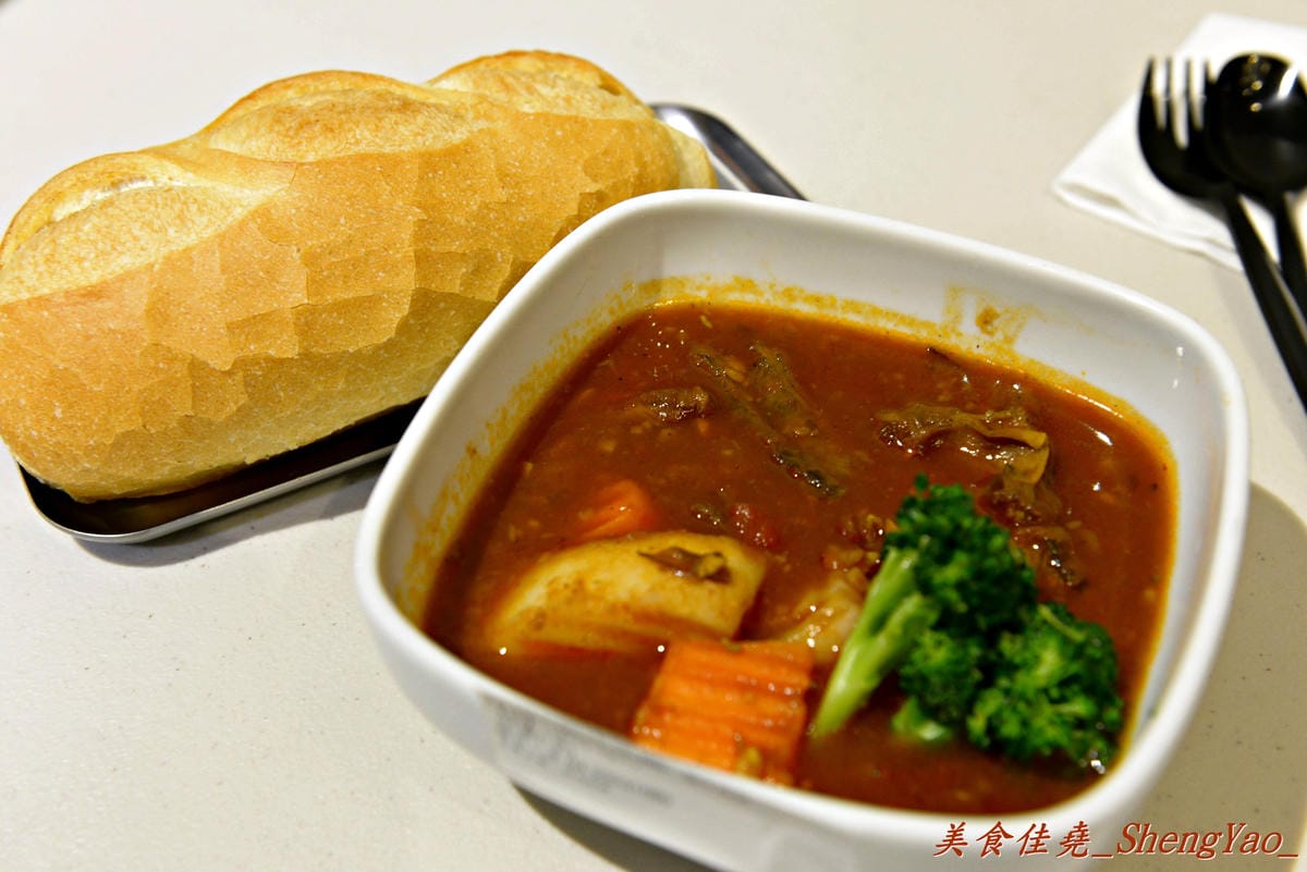 [台中西區]屋台二本 – 只賣兩樣的路邊攤湯咖哩,BRT周邊溫馨美食小店。