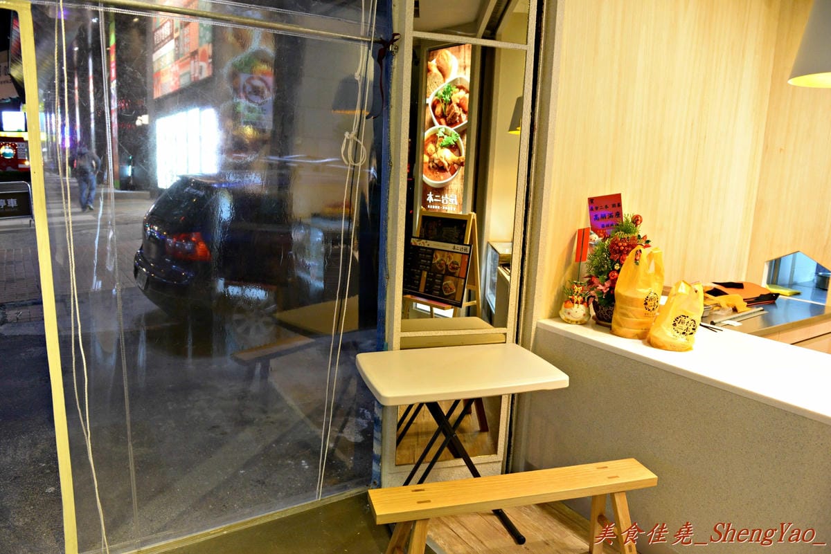 [台中西區]屋台二本 – 只賣兩樣的路邊攤湯咖哩,BRT周邊溫馨美食小店。